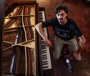 Bruno Hrabovsky é musico e toca músicas de rock usando notas de piano. Na foto Bruno na casa da avó, aonde passa a maior parte do tempo